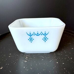 Vintage Pyrex Snowflake Garland Refrigerator Dish 501-B 1 1/2 Cup Made in USA